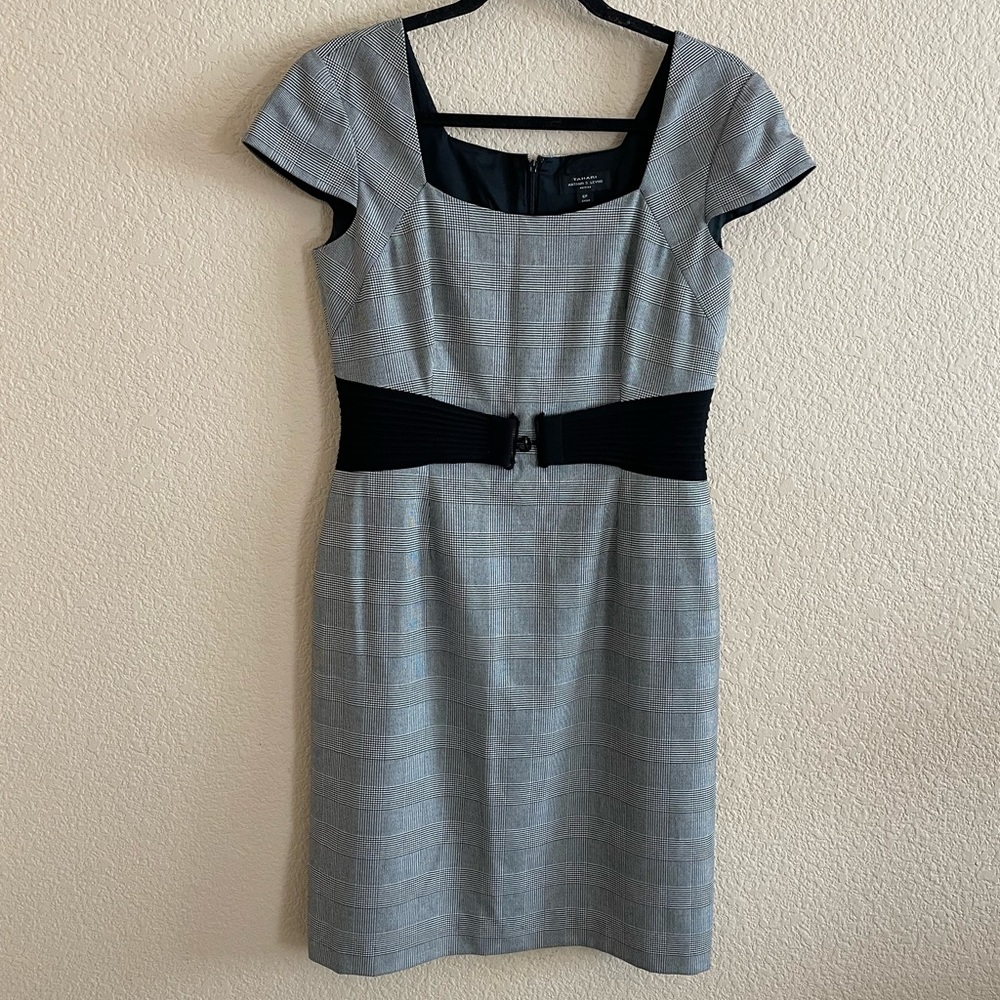 Tahari Women’s Size 6P Black White Houndstooth Plaid Cap Sleeve Sheath Dress